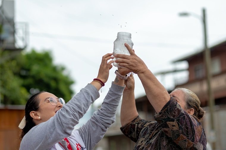 住民とともにボルバキアを保有した蚊を放すMSFスタッフ © Martín Cálix/MSF