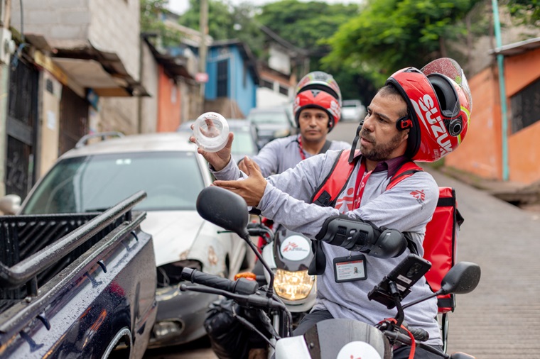 バイクでエル・マンチェンの街を回り、ボルバキアを保有した蚊を放つMSFスタッフ。この活動は6カ月間、毎日行われ、計800万匹以上の蚊が放たれた © Martín Cálix/MSF