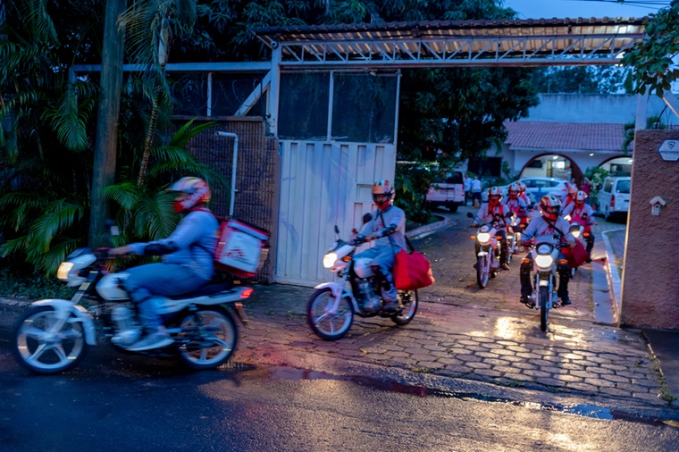 ボルバキアを保有している蚊を放つため、バイクでエル・マンチェンの各地に向かうMSFスタッフたち © Martín Cálix/MSF