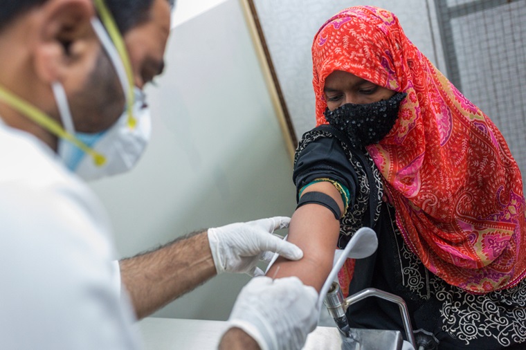 IRDが運営するendTB-Q試験の診療所で血液検査を受ける女性 © Asim Hafeez