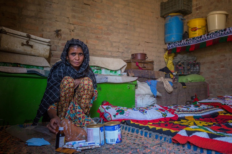 endTB-Q試験に参加したパキスタンの女性。自宅で薬を服用している © Asim Hafeez