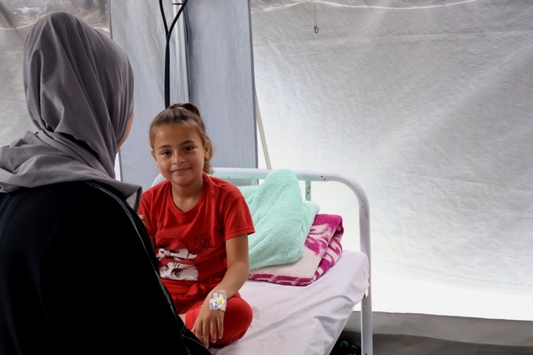 仮設病院の小児科に、最初に入院した7歳の少女 © MSF