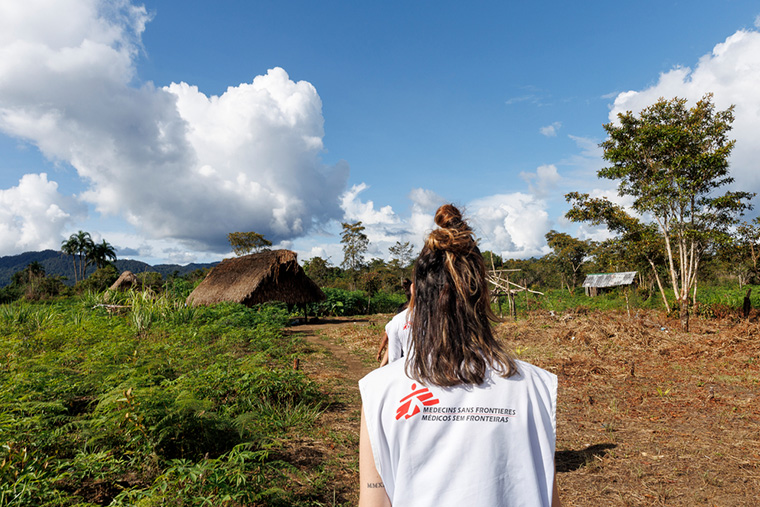 MSFのスタッフが現地の村落に入っていく Ⓒ Diego Baravelli/MSF