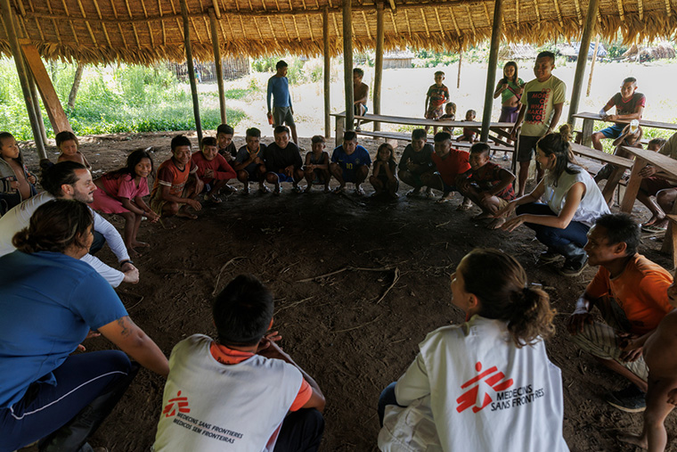 現地の人びとへの心理的社会的支援に取り組むMSF Ⓒ Diego Baravelli/MSF