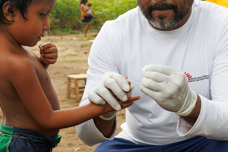 現地の子どもを検査するMSFのスタッフ Ⓒ Diego Baravelli/MSF <br> <br>