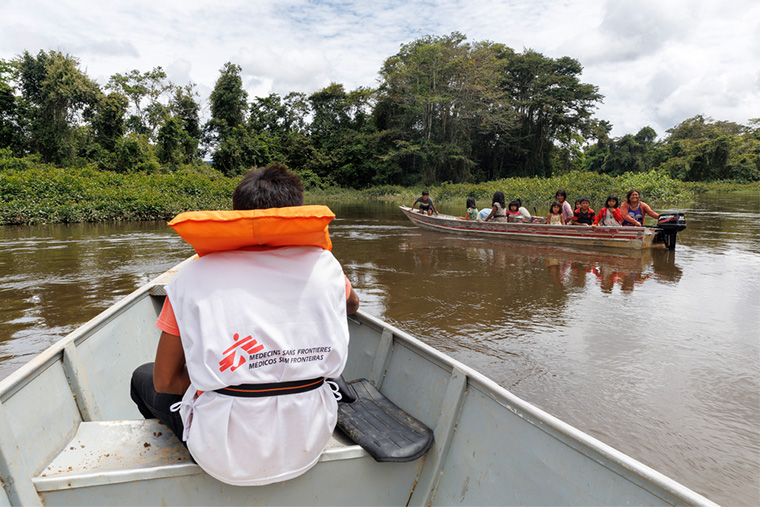 ヤノマミ先住民保護区に入るMSFのスタッフ Ⓒ Diego Baravelli/MSF