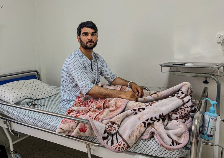 感染症の治療で入院しているダウードさん　© Abdulamin  Shinwari/MSF