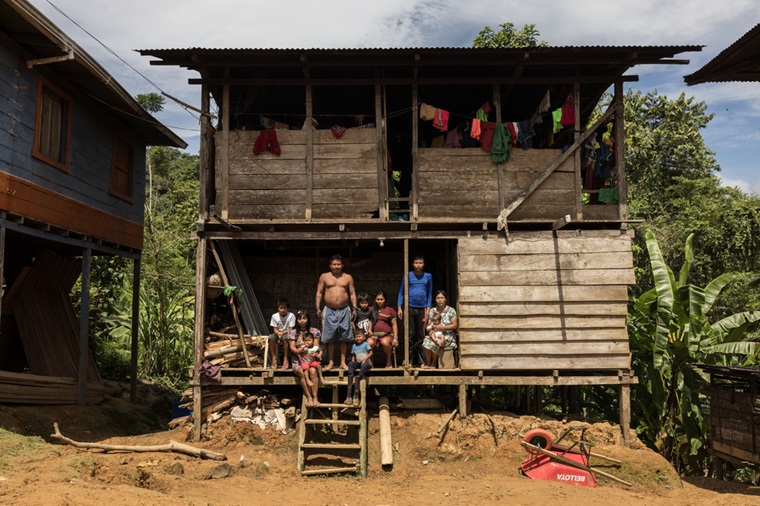 武装組織に命じられて元の居住地から追放された人びと © Fernanda Pineda/MSF