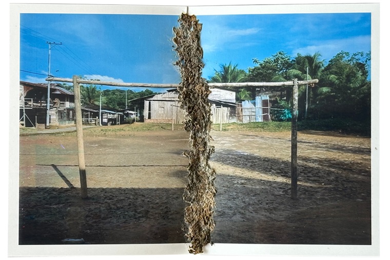 地元指導者たちが命を落としたサッカー場の写真。バジルの葉を使って縫合されている © Fernanda Pineda/MSF