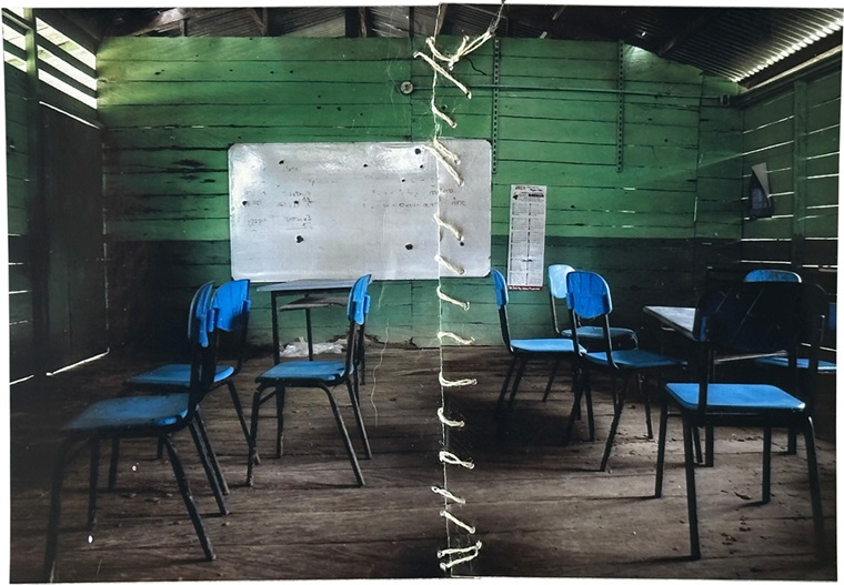 至るところに弾痕が残る学校の写真。糸を使って縫合されている © Fernanda Pineda/MSF