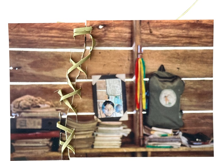 殺害された警備員が暮らしていた部屋の写真。ヤシの繊維で縫合されている © Fernanda Pineda/MSF
