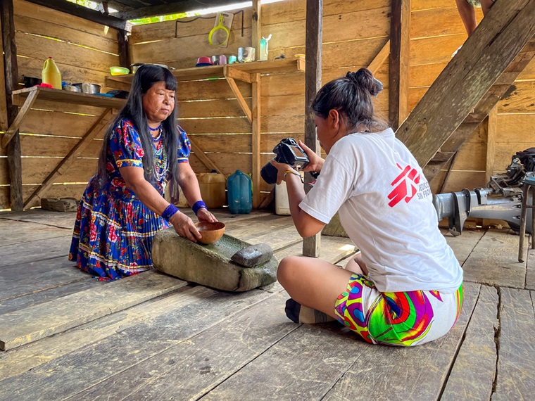 プロジェクトの一員として写真を撮影するMSFスタッフ © Natalia Romero Peñuela/MSF
