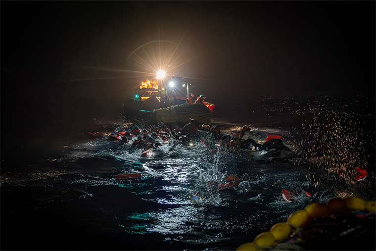 地中海：夜間の捜索救助活動中に過密状態のボートが転覆。MSFのチームは、45人全員を無事に救出した＝2024年3月16日　Ⓒ Simone Boccaccio