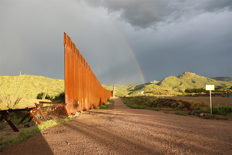 メキシコ：アメリカ合衆国とメキシコの国境の壁が終わり、胸までの高さのフェンスが国境を示し続ける。アリゾナ州ササベの18マイル（約29キロメートル）東に位置するこの場所は、移民や難民希望者が国境を通過するポイントとして使われている＝2024年8月16日　Ⓒ Maria Elena Romero/MSF