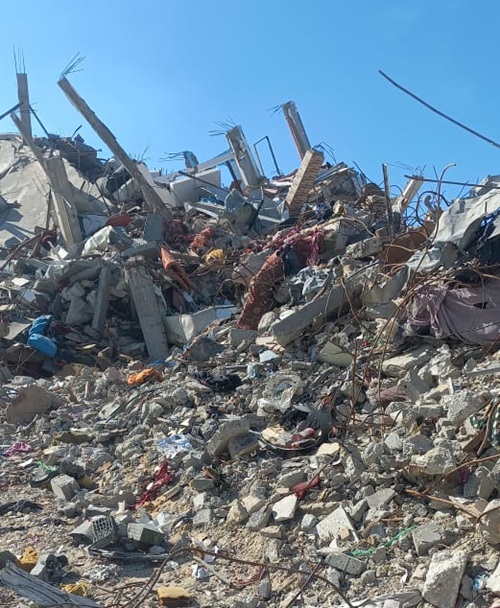 ビラルと家族が暮らしていた建物は空爆で破壊された © MSF