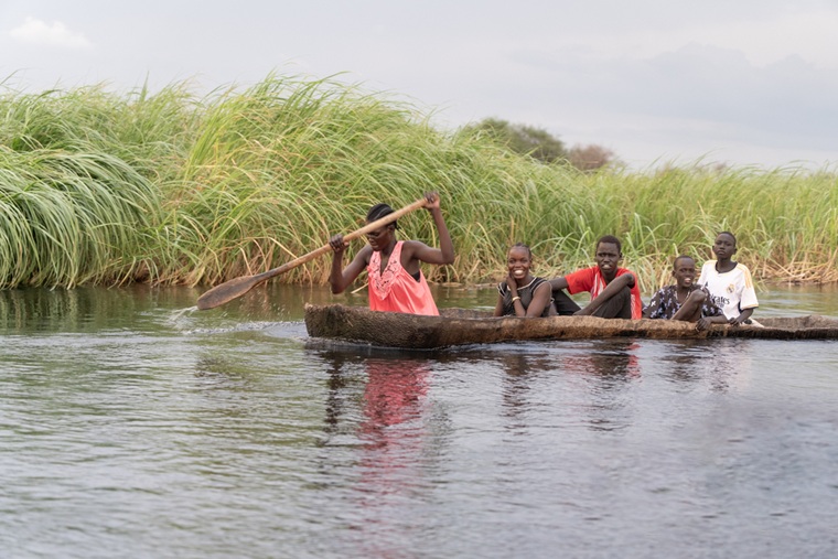 南スーダンの町オールド・ファンガクで暮らす人びと。洪水が頻繁に起こる地域で、住民は洪水に適応しながら暮らしているが、水中の寄生虫を病原とする住血吸虫症が国内で最も多く報告されている場所でもある © Simon Rolin/MSF