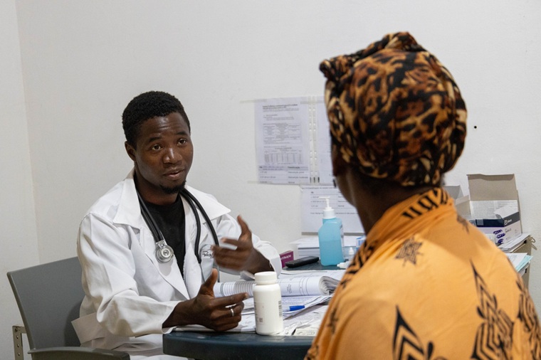 モザンビークのMSFの診療所でHIVの診察を受ける女性 © Martim Gray Pereira/MSF