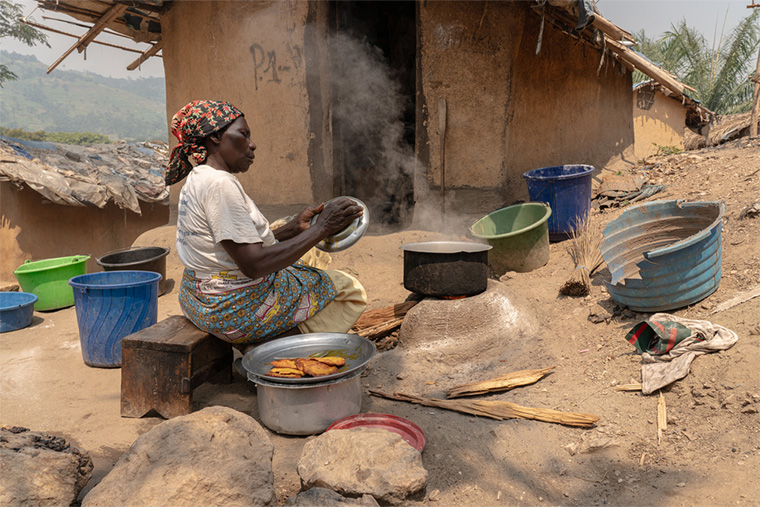 ジェンゲレ避難民キャンプで食事の用意をする女性　Ⓒ Fanny Hostettler/MSF