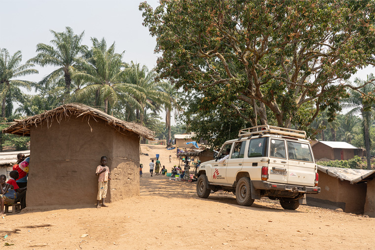 ジェンゲレ避難民キャンプに到着したMSFの救急車　Ⓒ Fanny Hostettler/MSF