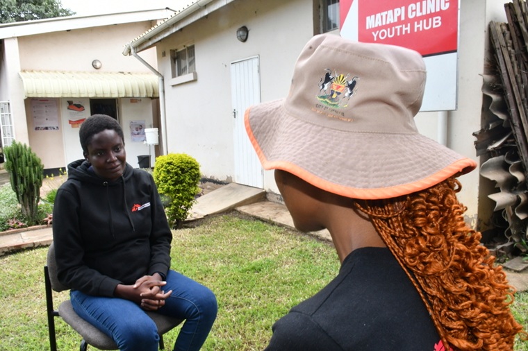 ジンバブエで若い性労働者に対して身を守ることの大切さを伝えるMSFスタッフ © Lourino Pelembe/MSF