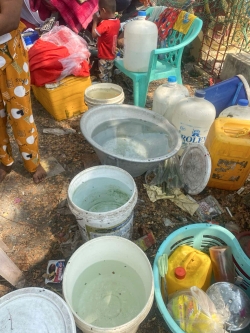 マンダレーの仮設避難所に市民が届けた水。水と電気は地震発生直後から止まっている=2025年3月31日 Ⓒ MSF <br> <br>