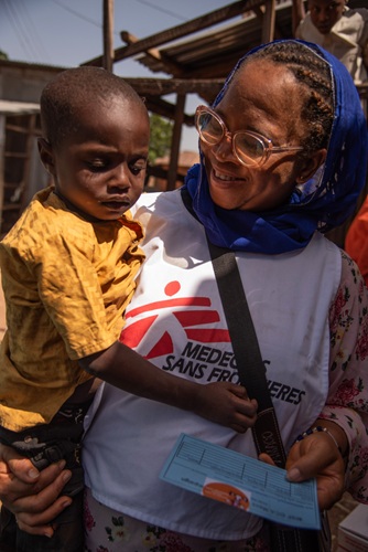 予防接種を受け、証明書をもらったナイジェリアの男の子 © Zoe Bennell/MSF