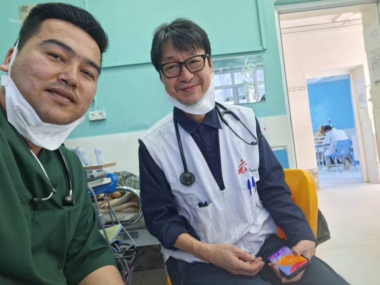 アフガニスタン人の小児科医であるジアさんと。© MSF