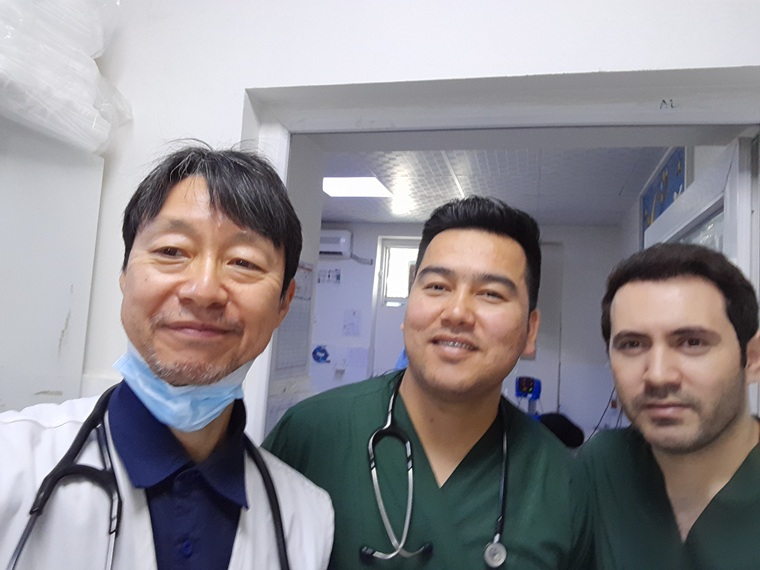 ともに働いたアフガニスタン人のドクター、ジアさん(中央)とラフィさん(右) © MSF
