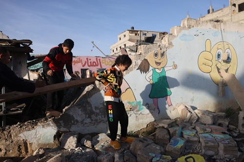 壊された建物の中を歩く子どもたち=2023年 © MSF