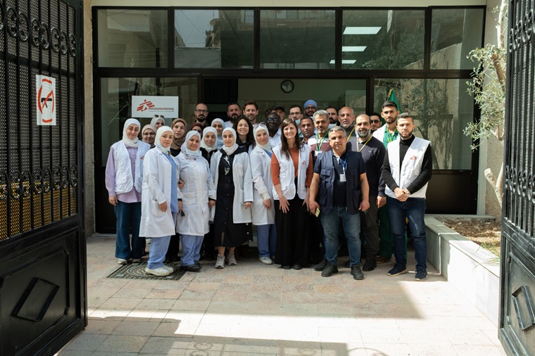 ダラヤの診療所の開設式に集まったMSFと保健局のメンバー=2025年3月26日 © Al Baraa Haddad/MSF