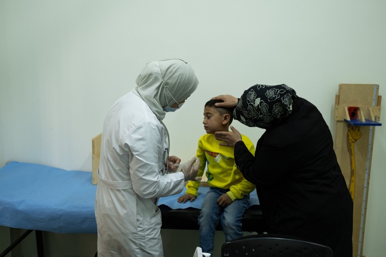 ダラヤの診療所の小児科で診察を受ける子ども=2025年3月26日 © Al Baraa Haddad/MSF
