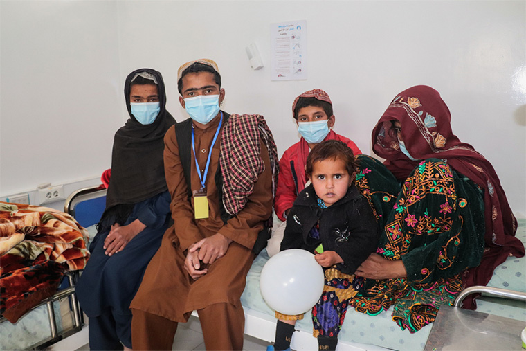 MSFの結核病院で治療を受ける家族　Ⓒ Noor Ahmad Saleem/MSF 