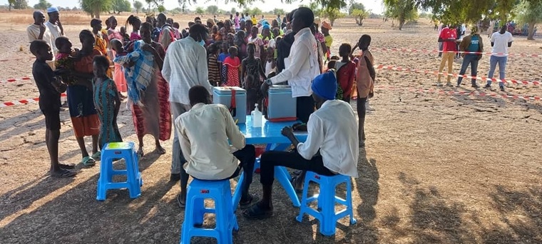 南スーダンでMSFが提供するコレラの予防接種に訪れる人びと＝2025年2月15日　© Abdulrahman Osman/MSF
