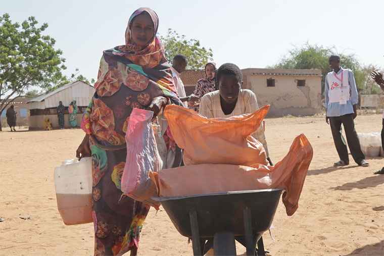 ニヤラ郊外の国内避難民キャンプで食料を受け取った親子 Ⓒ Abdoalsalam Abdallah