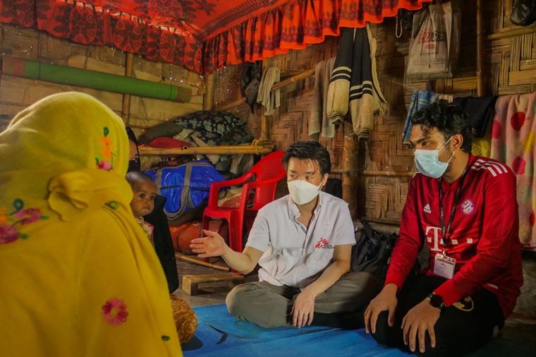 バングラデシュ・コックスバザールの難民キャンプで、ロヒンギャの家族と話すMSF日本事務局長の村田慎二郎=2022年6月4日 © Elizabeth Costa/MSF