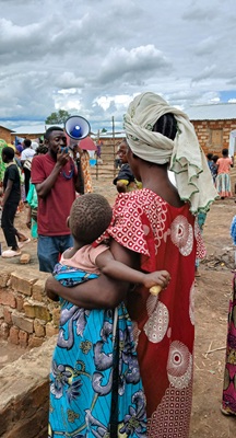 予防接種の案内に耳を傾ける女性 © Dorine Niyungeko/MSF