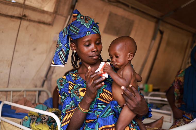 カティナ州の入院栄養治療センターで治療を受ける子ども Ⓒ Abba Adamu Musa/MSF