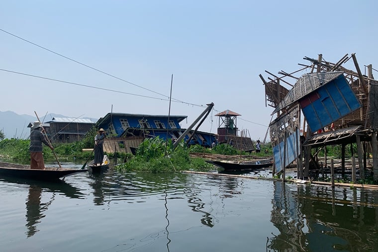 倒壊した伝統的な高床式住居。湖上の住居へのアクセスは複雑なため、復興作業も難航している=2025年4月25日　Ⓒ Zar Pann Phyu/MSF 