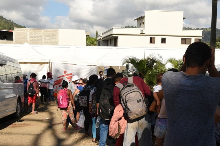ホンジュラスのダンリで、MSFの移動診療に並ぶ移民の人びと＝2023年8月31日　© MSF