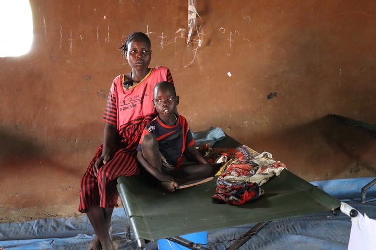 南スーダンの紛争から逃れ、MSFのコレラ治療ユニットで治療を受けている男の子とその母親＝2025年3月25日　© Metasebia Teshome/MSF