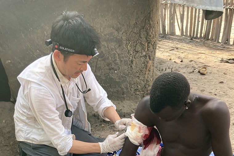 けがをした患者の処置を行う外科医の村上大樹=2025年5月4日 Ⓒ MSF