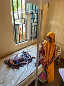 髄膜炎の我が子に寄り添うサラトゥさん © Teresa Krug/MSF
