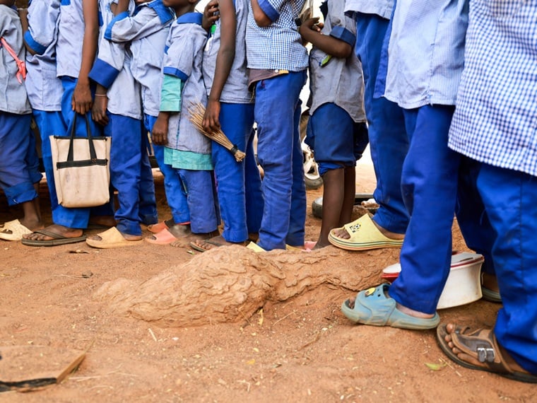 集団予防接種に集まる子どもたち。MSF、ユニセフ、WHOが連携し、1週間で約50万人にワクチン接種を行った=2025年4月22日 © Teresa Krug/MSF