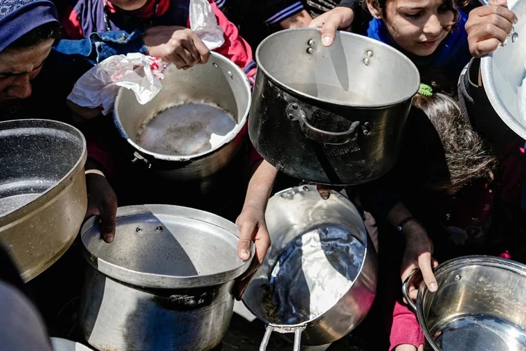 深刻な食料不足の中、配給に集まる人びと=ガザ北部で2025年2月1日 Ⓒ Nour Alsaqqa/MSF