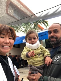 やけどで通院する男児（中央）に付き添う父親と中池＝2025年2月　Ⓒ MSF