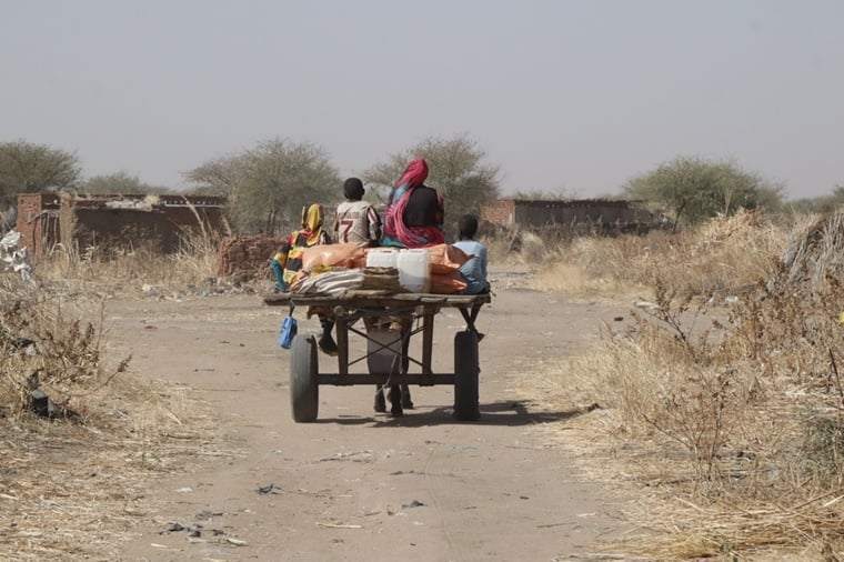 食料を受け取り、ロバが引く車で家路につく家族=2025年1月5日 © Abdoalsalam Abdallah