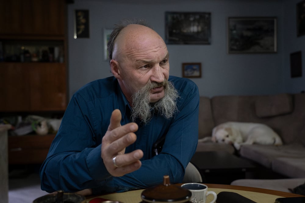退役軍人のオレクシー・ロハノフさん(57)はPTSDや言語障害に苦しんだが、2024年からMSFによる心のケアを受けて前向きな変化を感じている=ビンニツァで2025年4月2日 Ⓒ Caroline Thirion/MSF