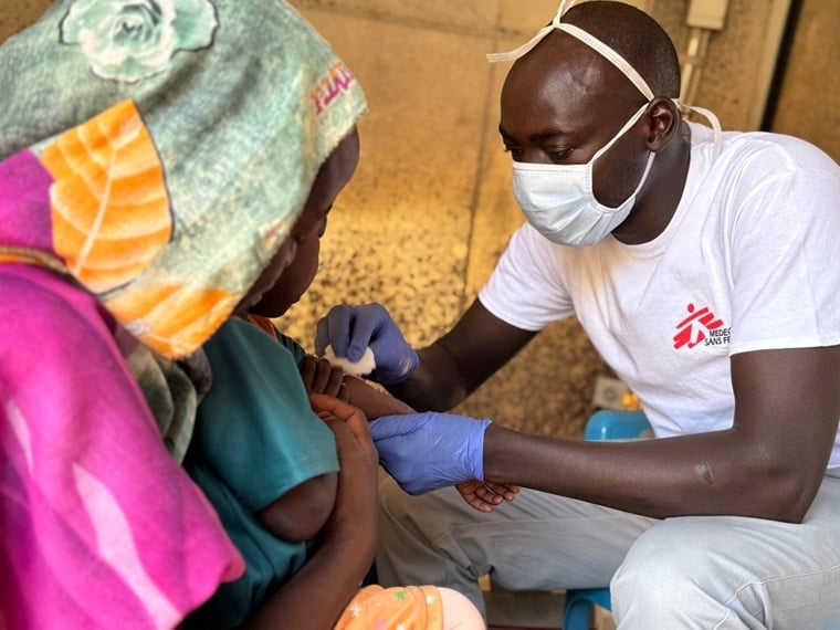 はしかの子どもに点滴を打つMSFスタッフ=2025年5月11日 © Thibault Fendler/MSF
