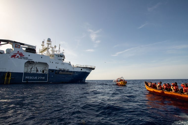 ジオ・バレンツ号(奥)と移民・難民の人びとが乗っている小型ボート=2023年9月16日 © Stefan Pejovic/MSF