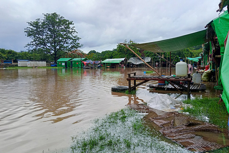 シンカ村のサッカー場に隣接する避難民キャンプ。5月の大雨により一時的に浸水した=2025年5月21日 Ⓒ Liam Corcoran/MSF
